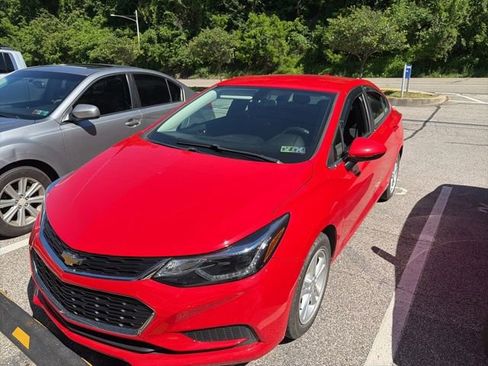 Used 2018 Chevrolet Cruze LT w/ Convenience Package FWD image 16