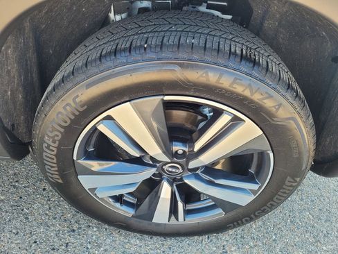 Used 2024 Nissan Rogue SL w/ SL Premium Package image 24