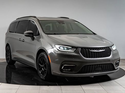 Used 2022 Chrysler Pacifica Touring-L FWD image 12