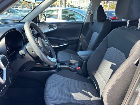 Used 2025 Kia Soul LX w/ LX Technology Package FWD image 24