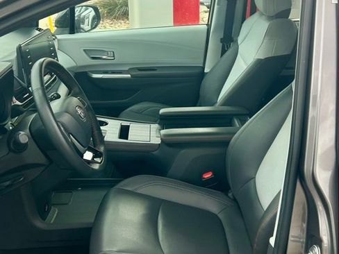 Used 2021 Toyota Sienna XSE w/ XSE Plus Package image 6