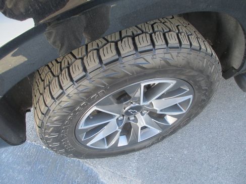 Used 2023 Chevrolet Suburban Z71 w/ Luxury Package image 12