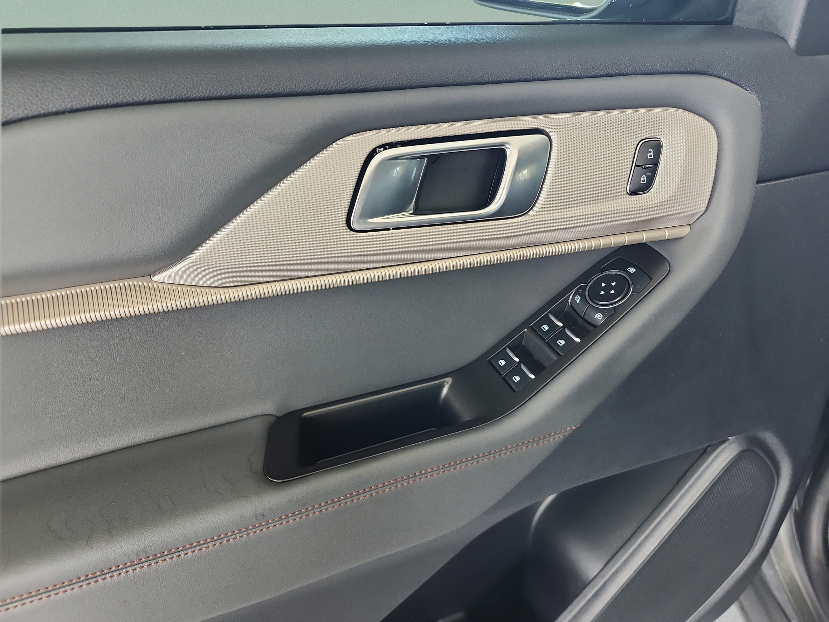 Used 2025 Ford Explorer Active RWD image 17