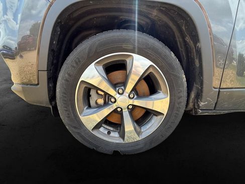 Used 2019 Jeep Cherokee Limited w/ Luxury Group AWD/4WD image 8