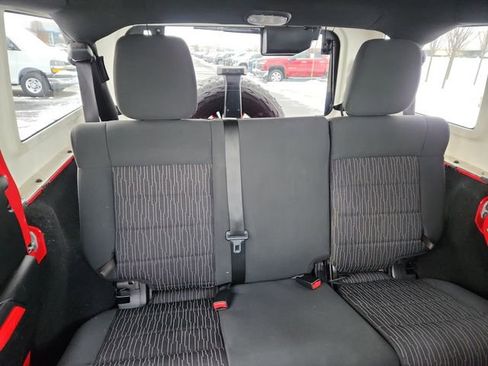 Used 2012 Jeep Wrangler Unlimited Sahara image 29