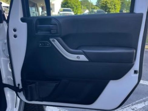 Used 2017 Jeep Wrangler Unlimited Sahara w/ Connectivity Group AWD/4WD image 17