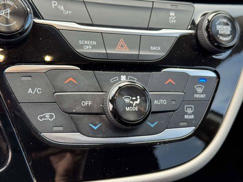 Used 2017 Chrysler Pacifica Touring-L image 28