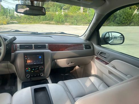 Used 2010 GMC Yukon SLT w/ SLT-2 Equipment Package AWD/4WD image 27