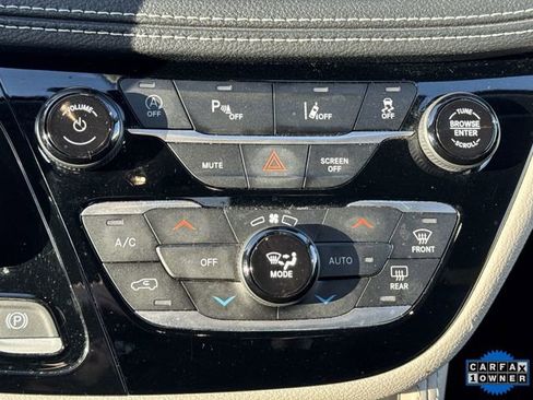 Used 2024 Chrysler Pacifica Limited image 18