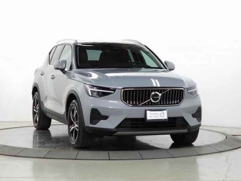 Certified 2025 Volvo XC40 B5 Core image 1