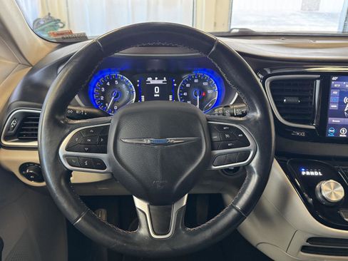 Used 2018 Chrysler Pacifica Touring-L w/ Tire & Wheel Group image 12