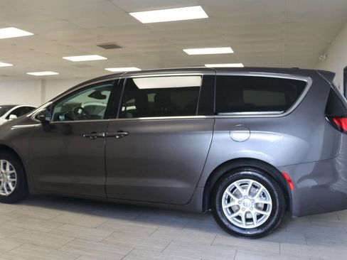 Used 2023 Chrysler Pacifica Touring-L image 13