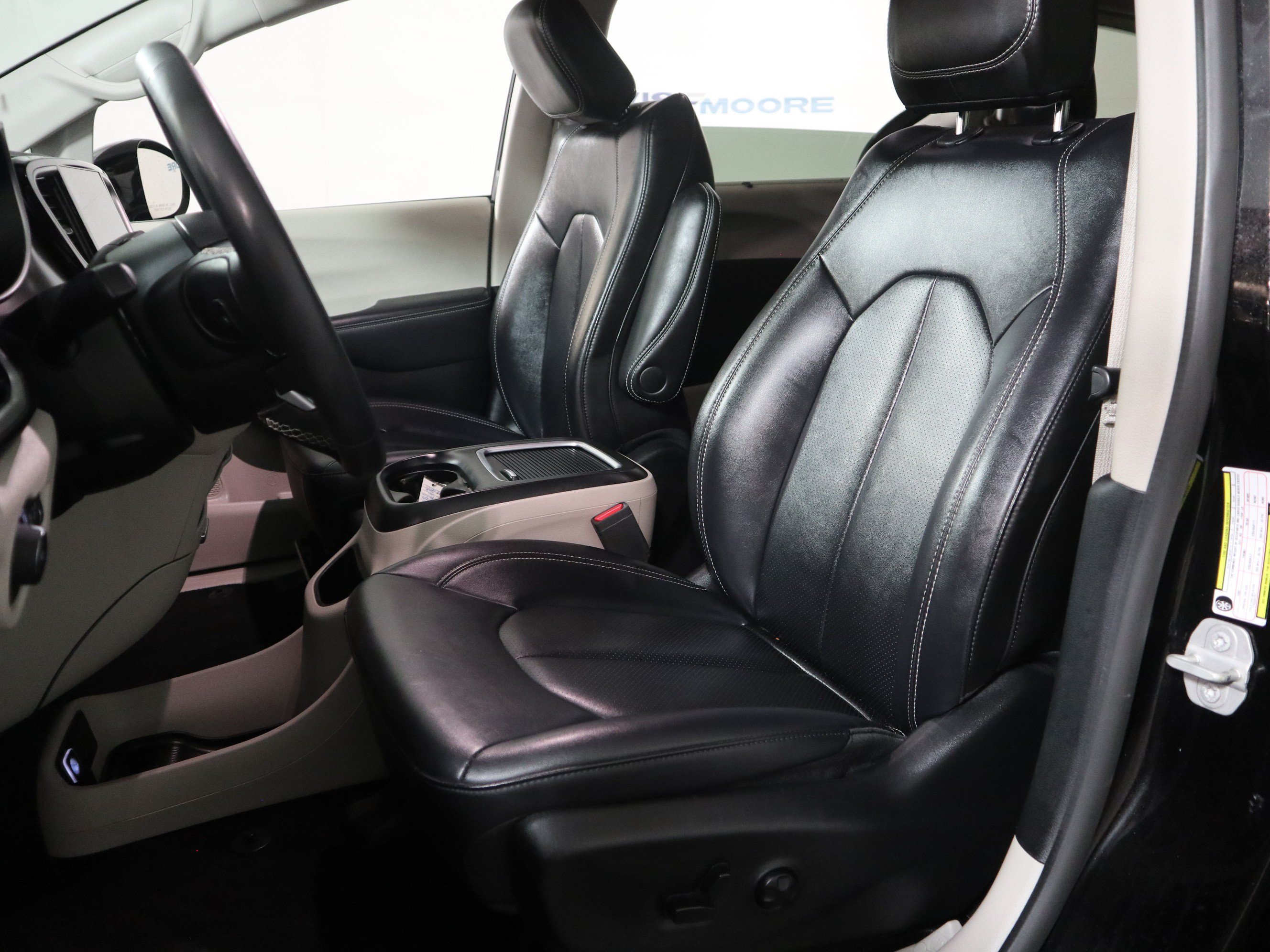 Used 2024 Chrysler Pacifica Touring-L FWD image 23