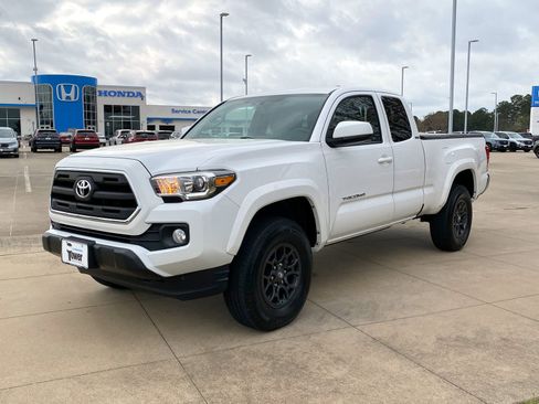Used 2017 Toyota Tacoma SR5 w/ Tow Package image 3