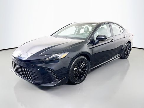 Used 2025 Toyota Camry SE image 4