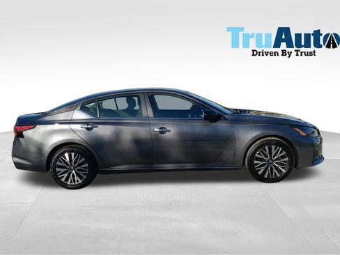 Used 2025 Nissan Altima 2.5 SV FWD image 7