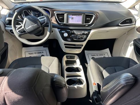 Used 2023 Chrysler Voyager LX image 43
