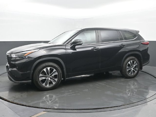 Used 2023 Toyota Highlander XLE AWD/4WD image 2