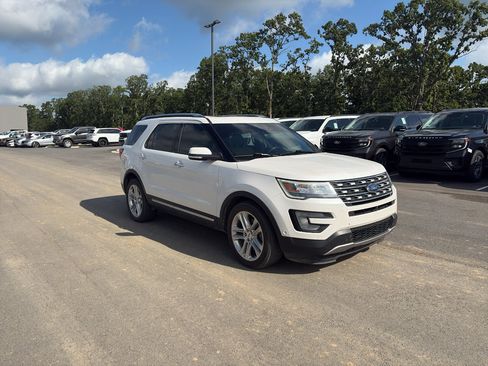 Used 2017 Ford Explorer Limited w/ Equipment Group 301A FWD image 4