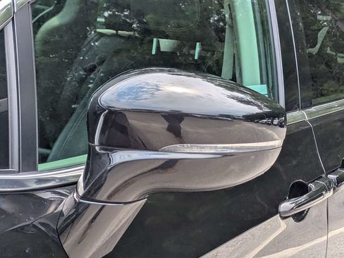 Used 2024 Chrysler Pacifica Touring-L FWD image 10