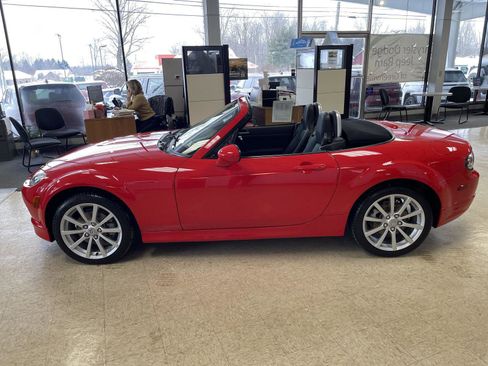 Used 2006 MAZDA MX-5 Miata Grand Touring w/ Premium Pkg image 3