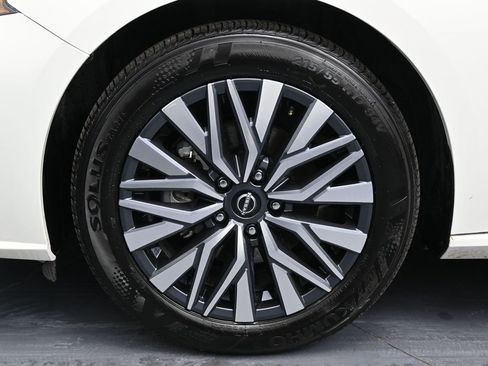 Used 2025 Nissan Altima 2.5 SV image 11