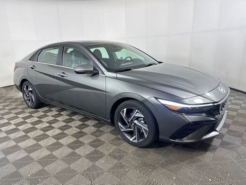 Certified 2025 Hyundai Elantra Limited image 18