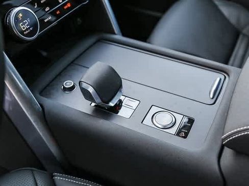 New 2025 Land Rover Discovery Dynamic SE image 21