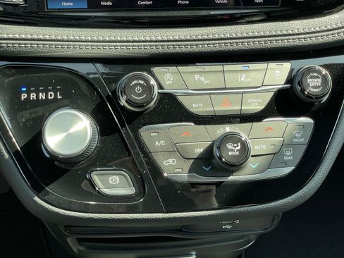 New 2026 Chrysler Pacifica Select image 21