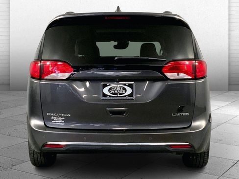 Used 2017 Chrysler Pacifica Limited image 3