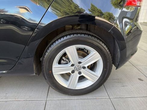 Used 2017 Volkswagen Golf SE image 12
