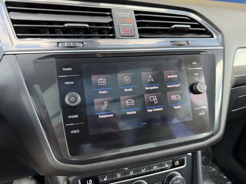 Used 2018 Volkswagen Tiguan SEL FWD image 19