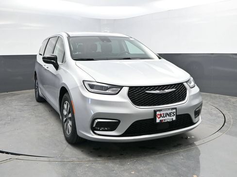 Used 2024 Chrysler Pacifica Limited FWD image 4