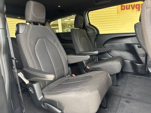 Used 2023 Chrysler Pacifica Touring FWD image 5