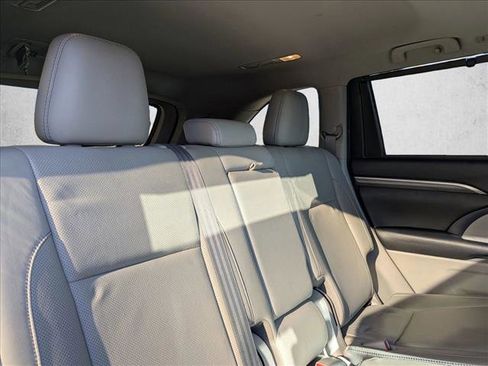 Used 2017 Toyota Highlander Limited image 19