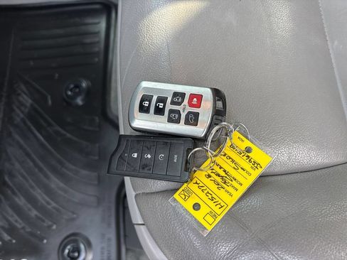 Used 2018 Toyota Sienna XLE w/ XLE Navigation Package FWD image 29