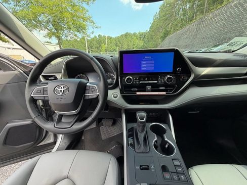 Used 2025 Toyota Highlander XLE FWD image 8