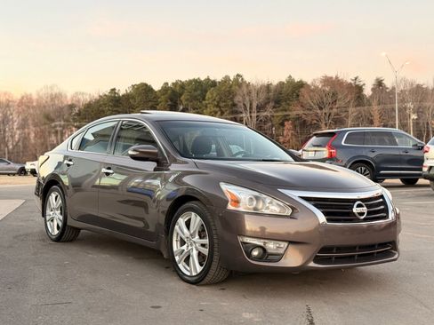 Used 2013 Nissan Altima 3.5 SV image 4