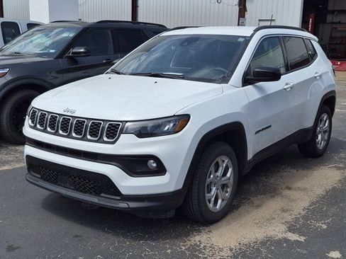 Used 2024 Jeep Compass Latitude AWD/4WD image 3