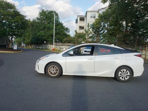 Used 2016 Toyota Prius Three w/ Advanced Technology Package FWD image 5