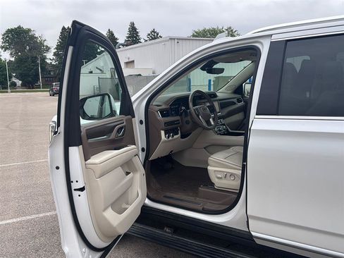 Used 2021 GMC Yukon XL Denali w/ Denali Premium Package AWD/4WD image 14