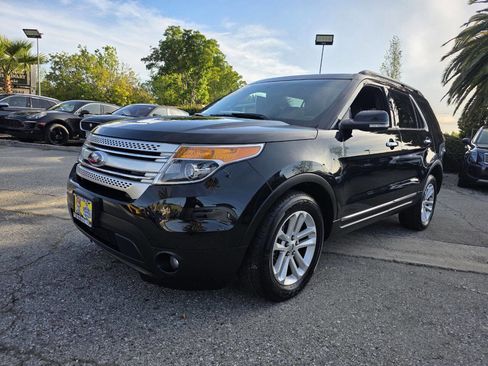 Used 2014 Ford Explorer XLT w/ Equipment Group 202A image 2