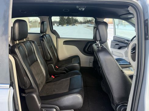 Used 2019 Dodge Grand Caravan SXT image 12