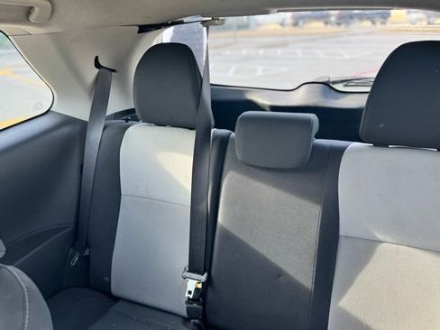 Used 2018 Toyota Yaris L image 3