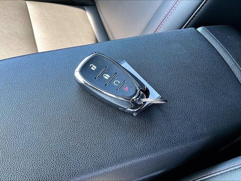 Used 2025 Chevrolet Trax RS w/ Sunroof Package FWD image 34