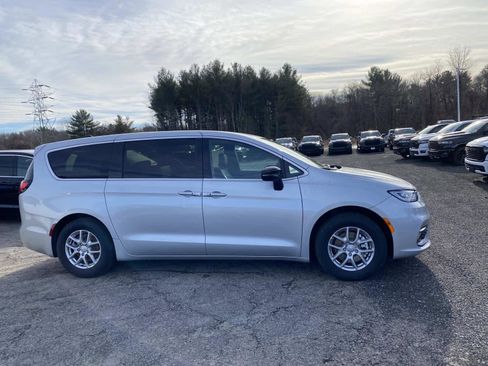 New 2026 Chrysler Pacifica Select image 2