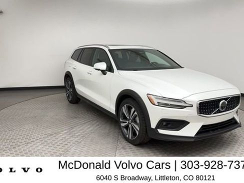 Used 2025 Volvo V60 B5 Cross Country Plus AWD/4WD image 8
