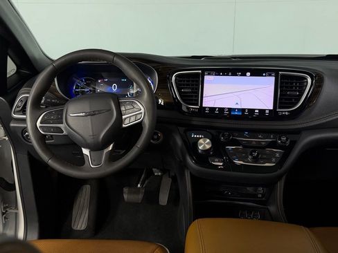 Used 2023 Chrysler Pacifica Pinnacle FWD image 15