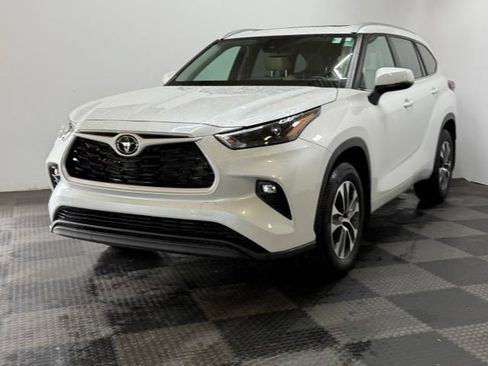Used 2025 Toyota Highlander XLE AWD/4WD image 5