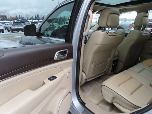 Used 2017 Jeep Grand Cherokee Overland w/ Jeep Active Safety Group image 22